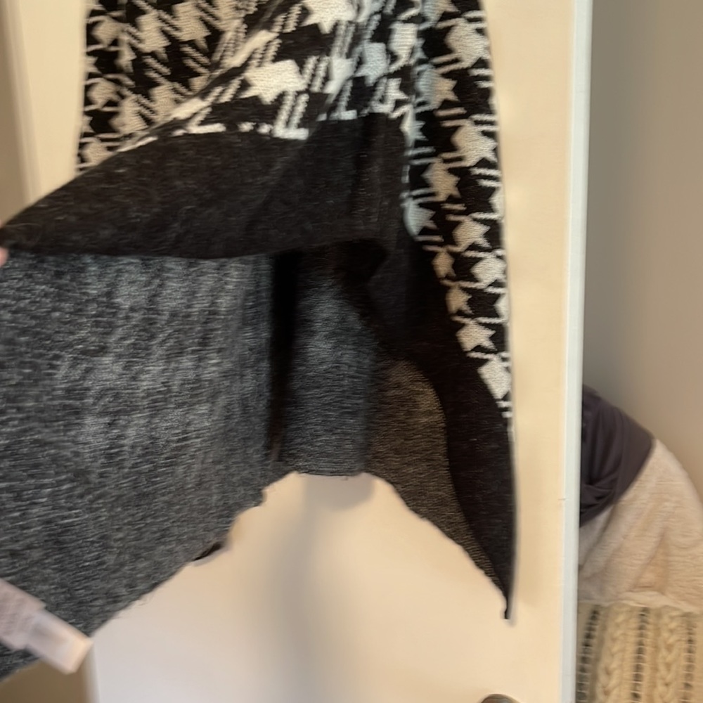 NWOT Ann Taylor Houndstooth Poncho - size xs-s - Picture 3 of 6